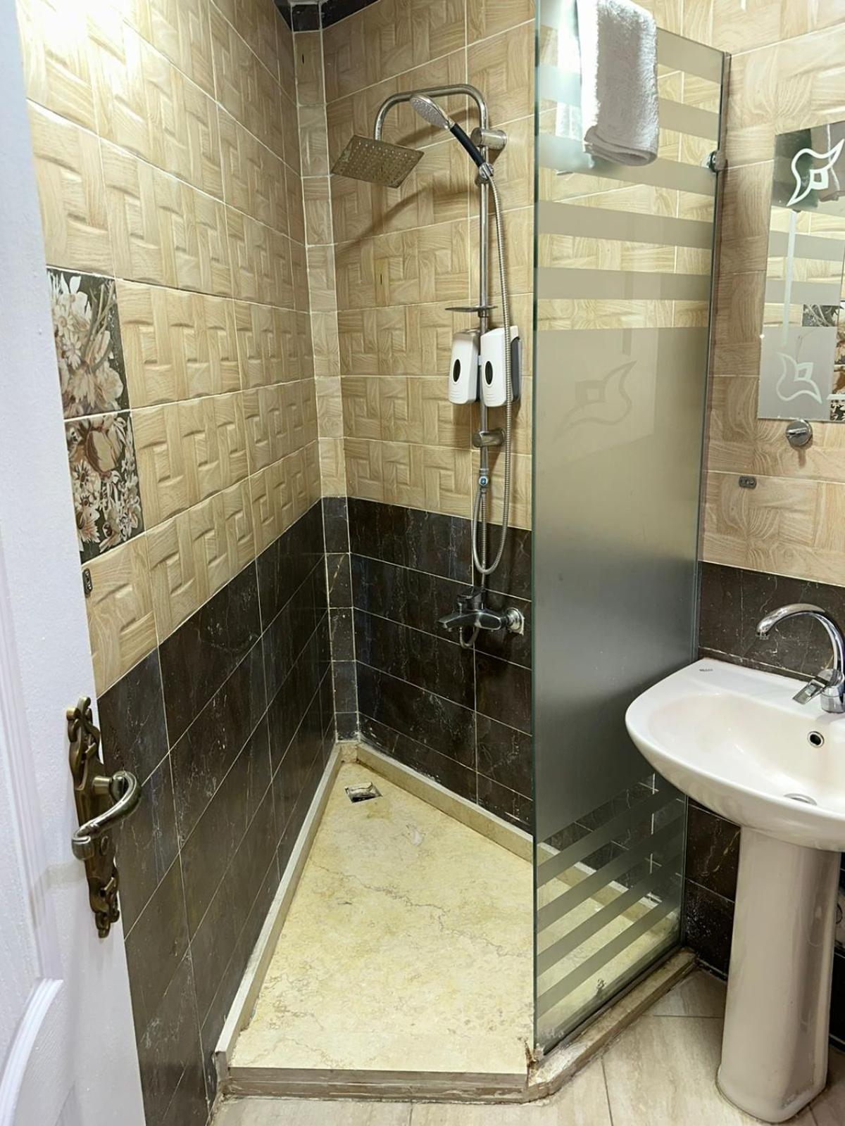 Full Pyramids View Apartment With Balcony For 8 P Kafrat al Jabal Bagian luar foto