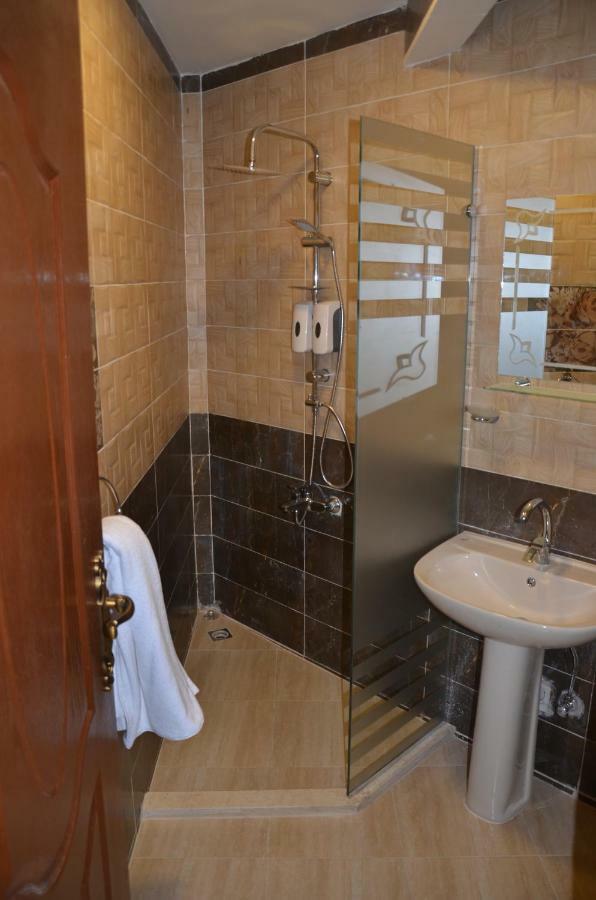 Full Pyramids View Apartment With Balcony For 8 P Kafrat al Jabal Bagian luar foto
